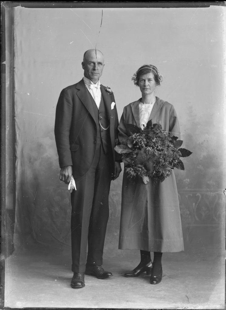 Marriage to a U.S. citizen can provide a green card basis