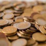 Dollari statunitensi che rappresentano la nuova tassa di $100.000 per la petizione H-1B per i beneficiari al di fuori degli Stati Uniti