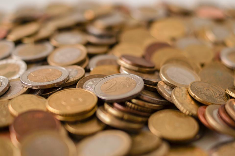 Dollari statunitensi che rappresentano la nuova tassa di $100.000 per la petizione H-1B per i beneficiari al di fuori degli Stati Uniti