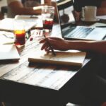 Fondatore di una startup che lavora in un ufficio che offre consulenza sulle opzioni di visto per imprenditori.