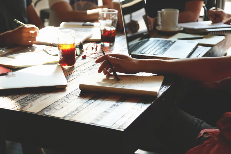 Fondatore di una startup che lavora in un ufficio che offre consulenza sulle opzioni di visto per imprenditori.